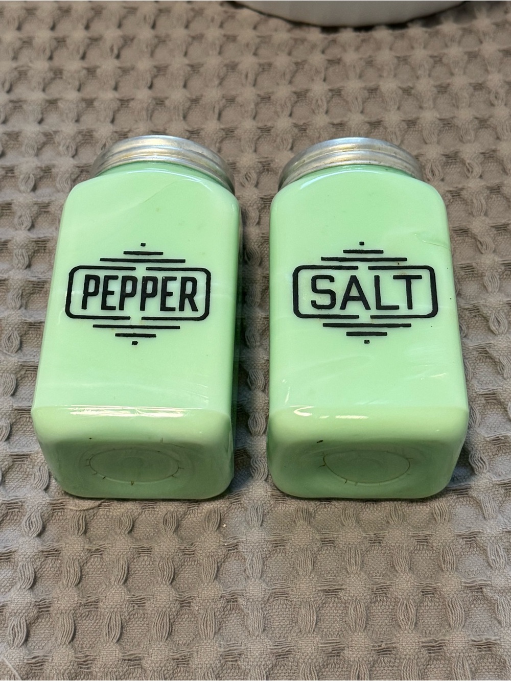 Vintage 1940s McKee Range size, PEPPER and SALT Shaker
